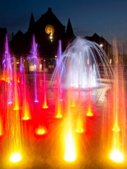  Cincinnati Music Hall behind musical fountain