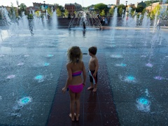  Playtime in the Washnigton Park fountain